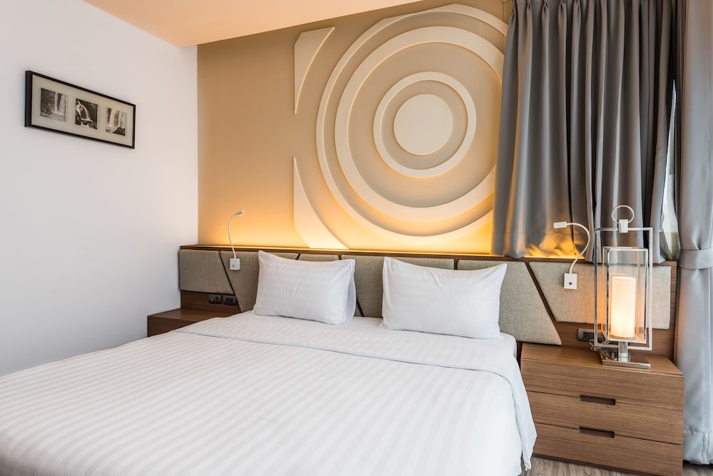 2 BEDROOMS, SUITE