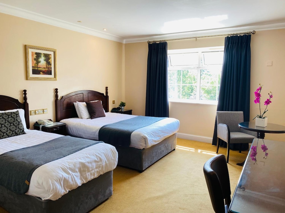 TWIN TREES HOTEL AND LEISURE CLUB(FORMERLY Downhill House Hotel) 11/54
