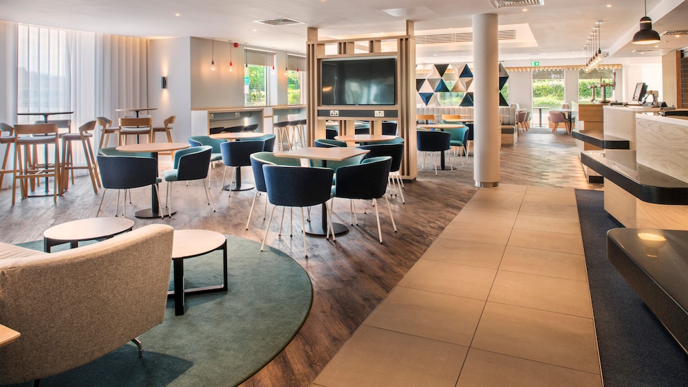 HOLIDAY INN EXPRESS KASSAM STADIUM 54/72
