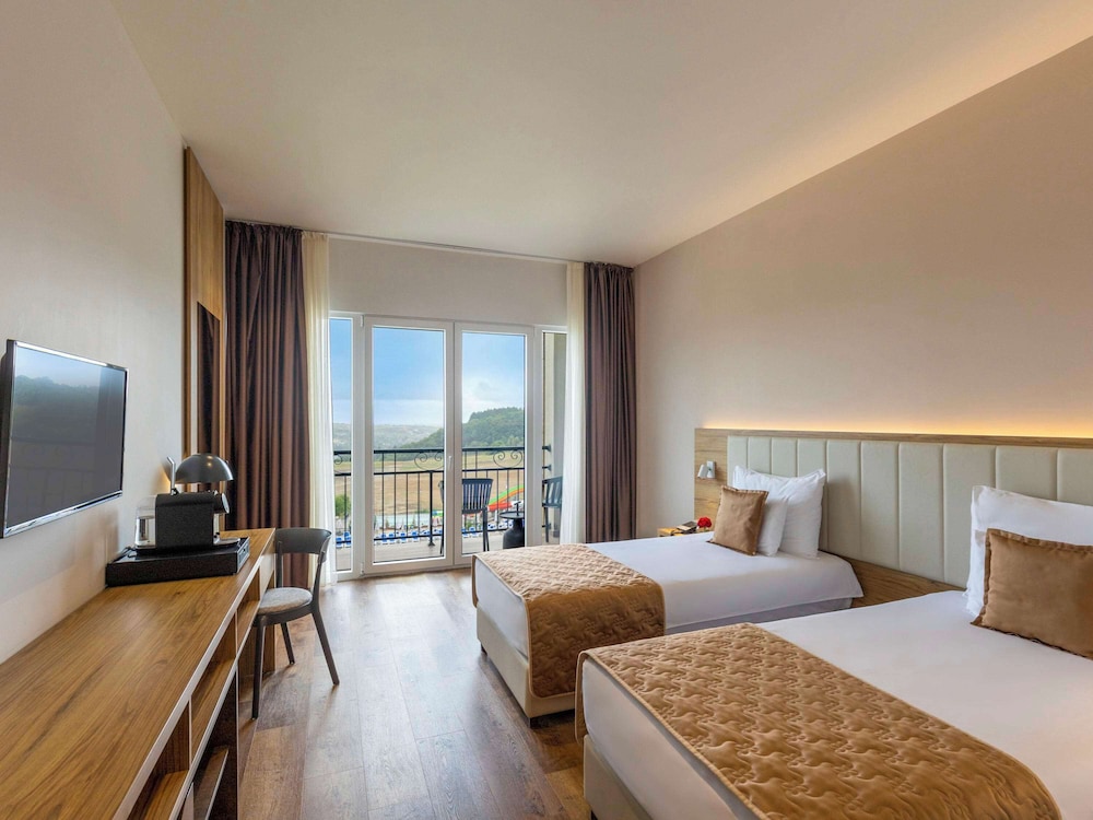 غرفة سوبيريور بسرير مزدوج بشرفة، Movenpick Resort and Spa Fruske Terme 6/10