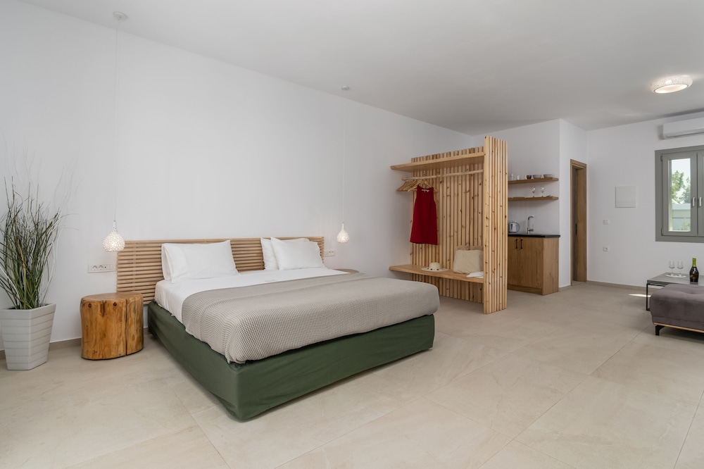 ROOM, QUEEN BED