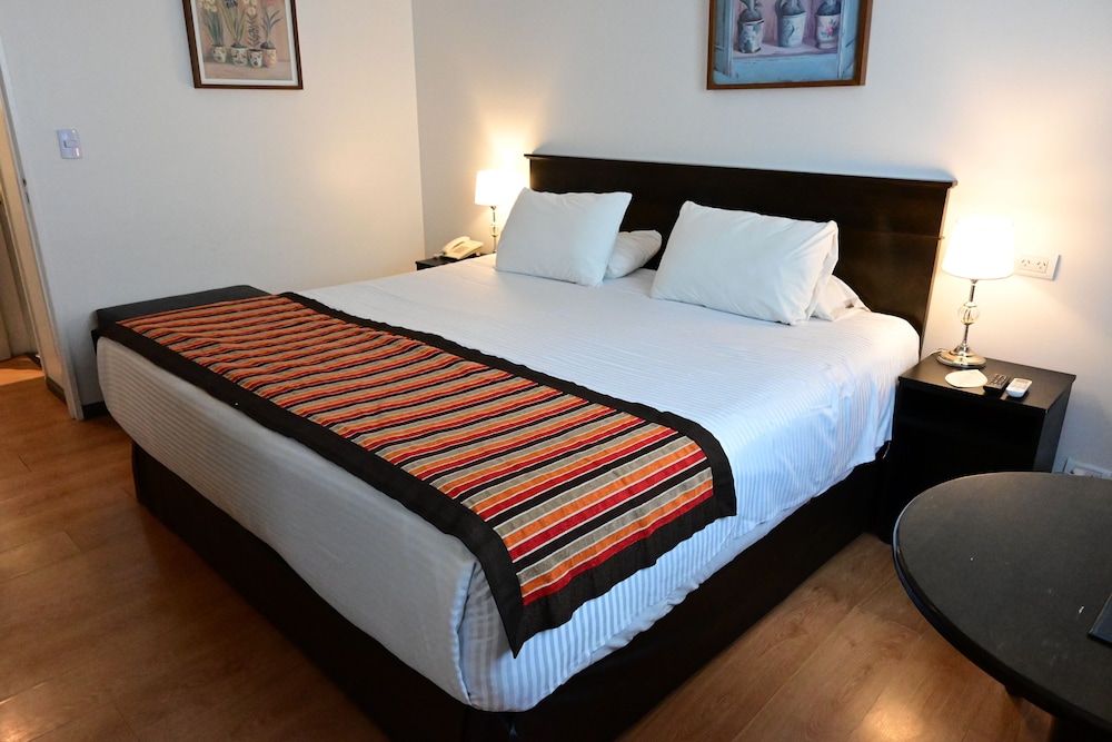 شقة عائلية بسرير كينج وسريرين منفصلين بغرفتي نوم، Mendoza Hotel 3/7