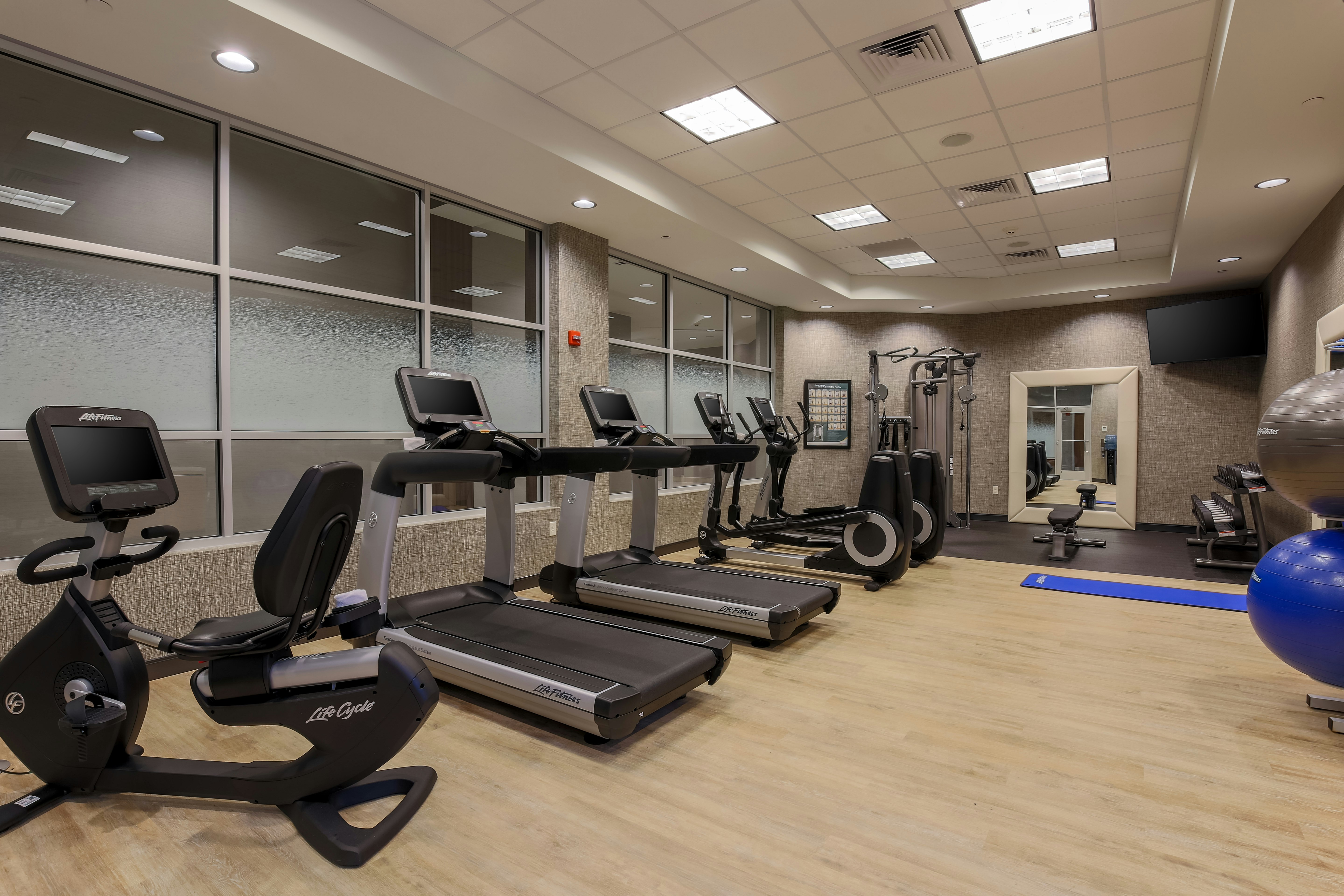 DOUBLETREE BY HILTON EVANSVILLE 28/74