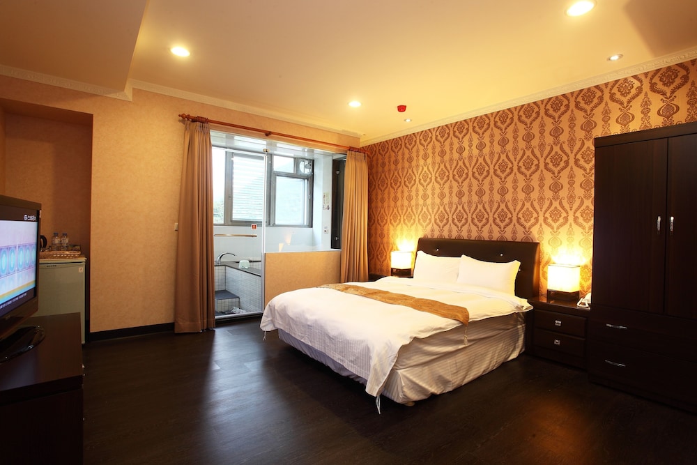 DELUXE, DOUBLE BED