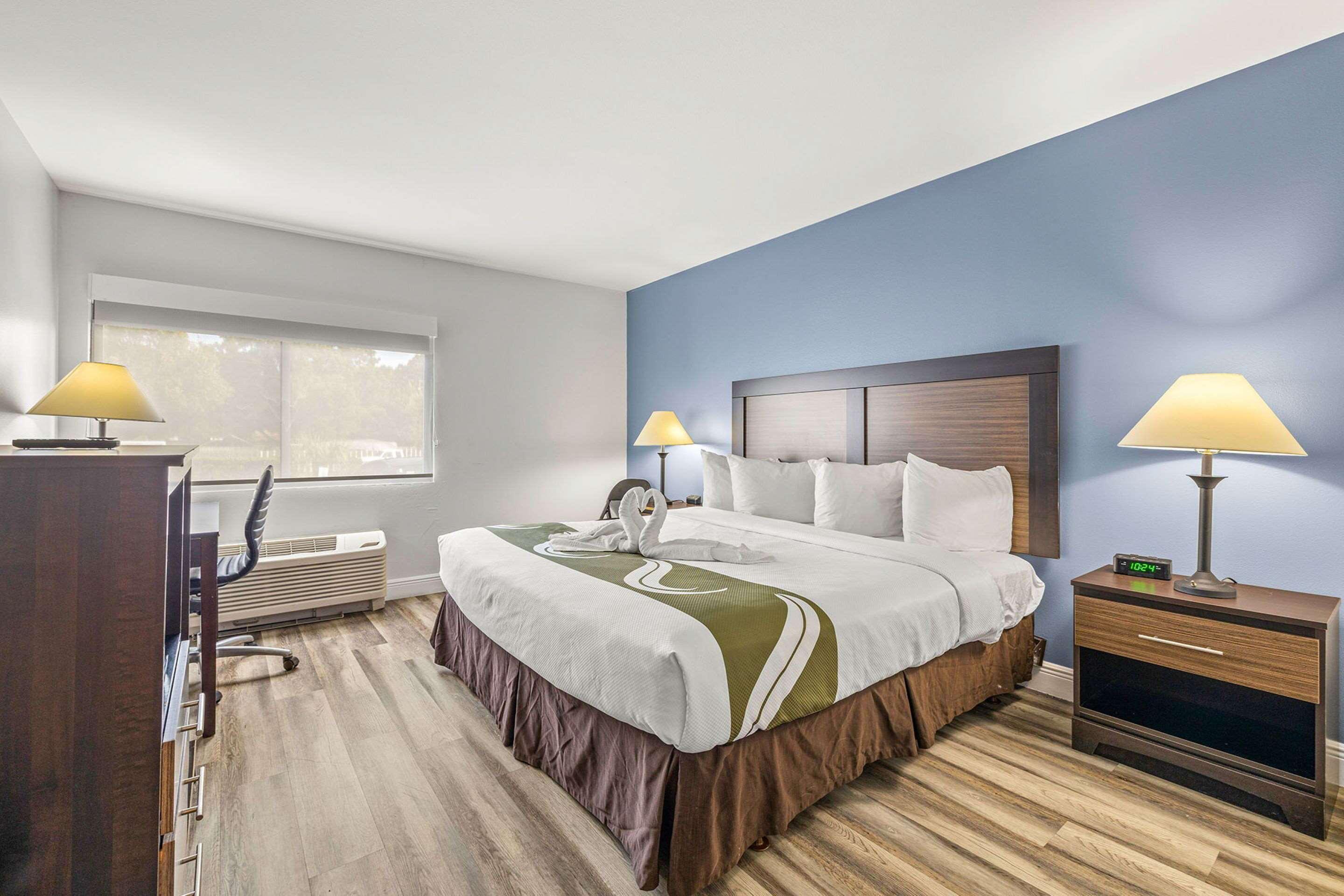 ROOM, KING BED