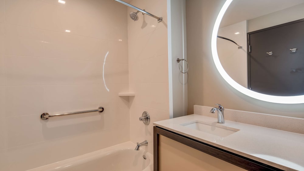 Best Western Plus Executive Residency Rigby's Water World Hotel 8/44