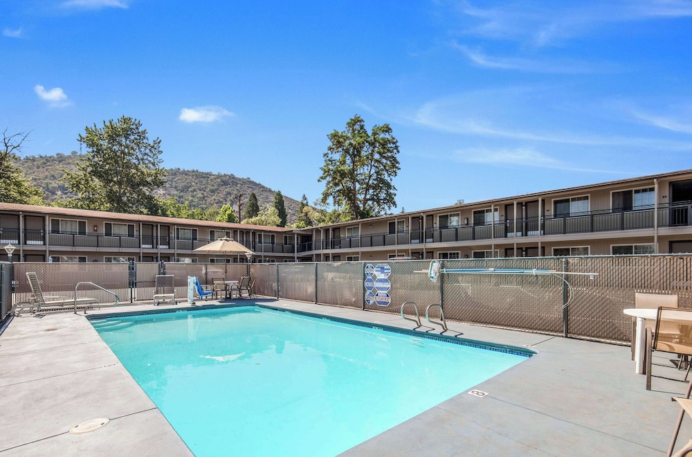Econo Lodge Inn & Suites Yreka, CA 32/50