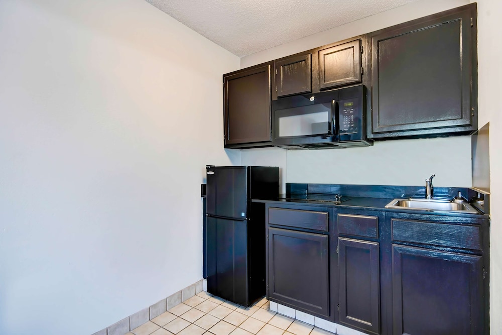 Studio 6 Extended Stay - Ocean Springs, MS 7/53