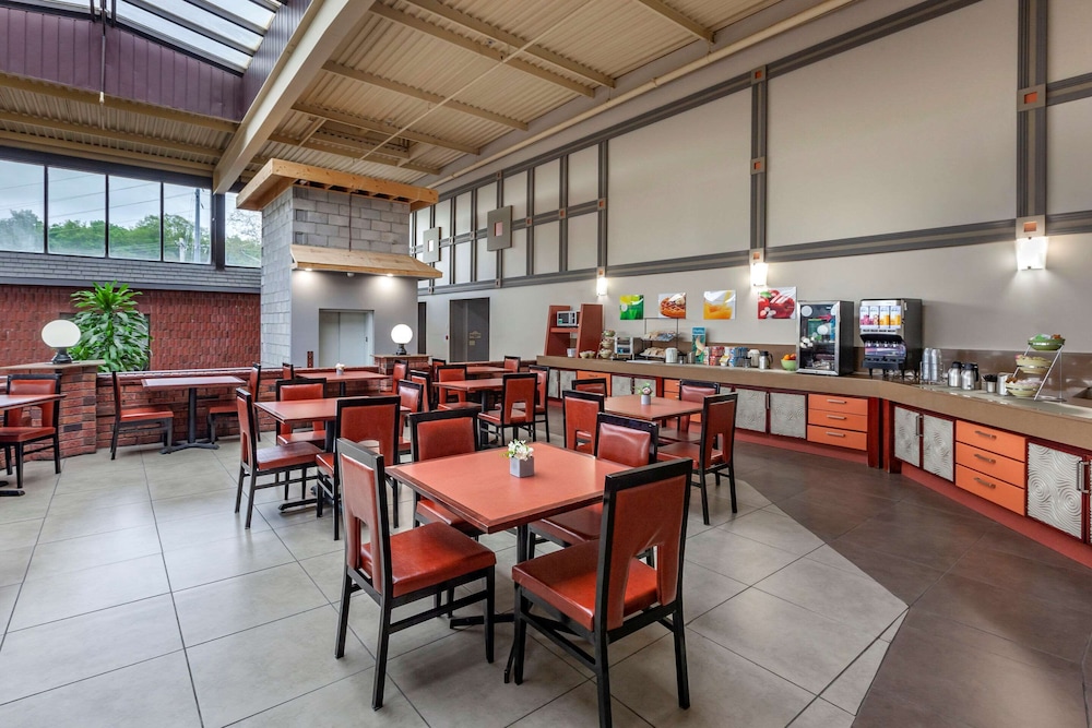 Quality Inn & Conference Centre Midland 47/54