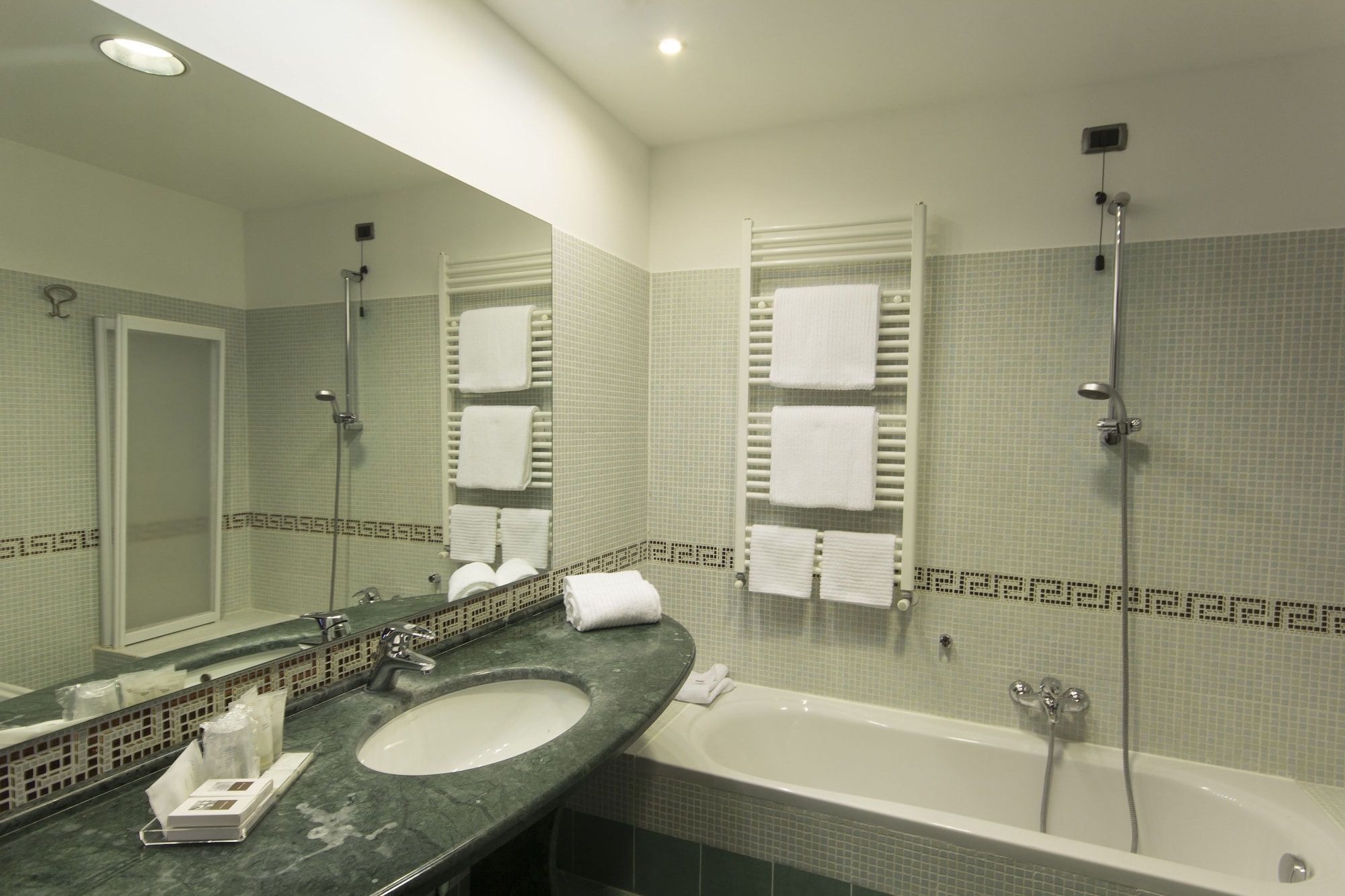 غرفة ثلاثية، Country Hotel Castelbarco 2/3