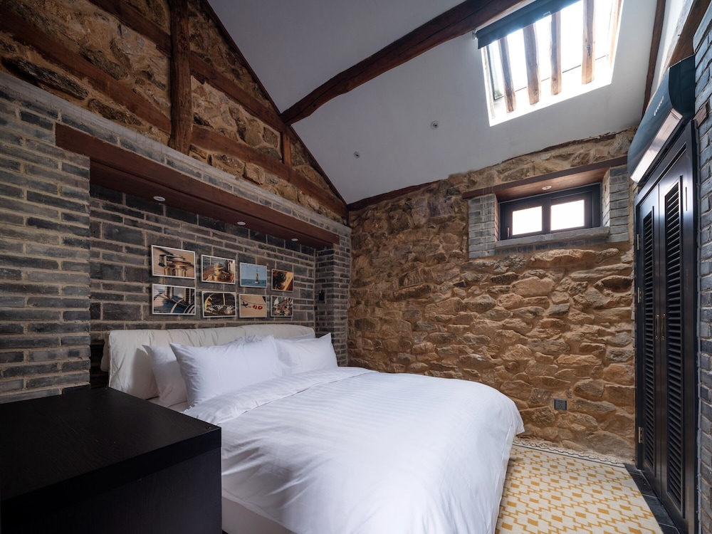 غرفة بسرير بطابقين وسريرين كوين