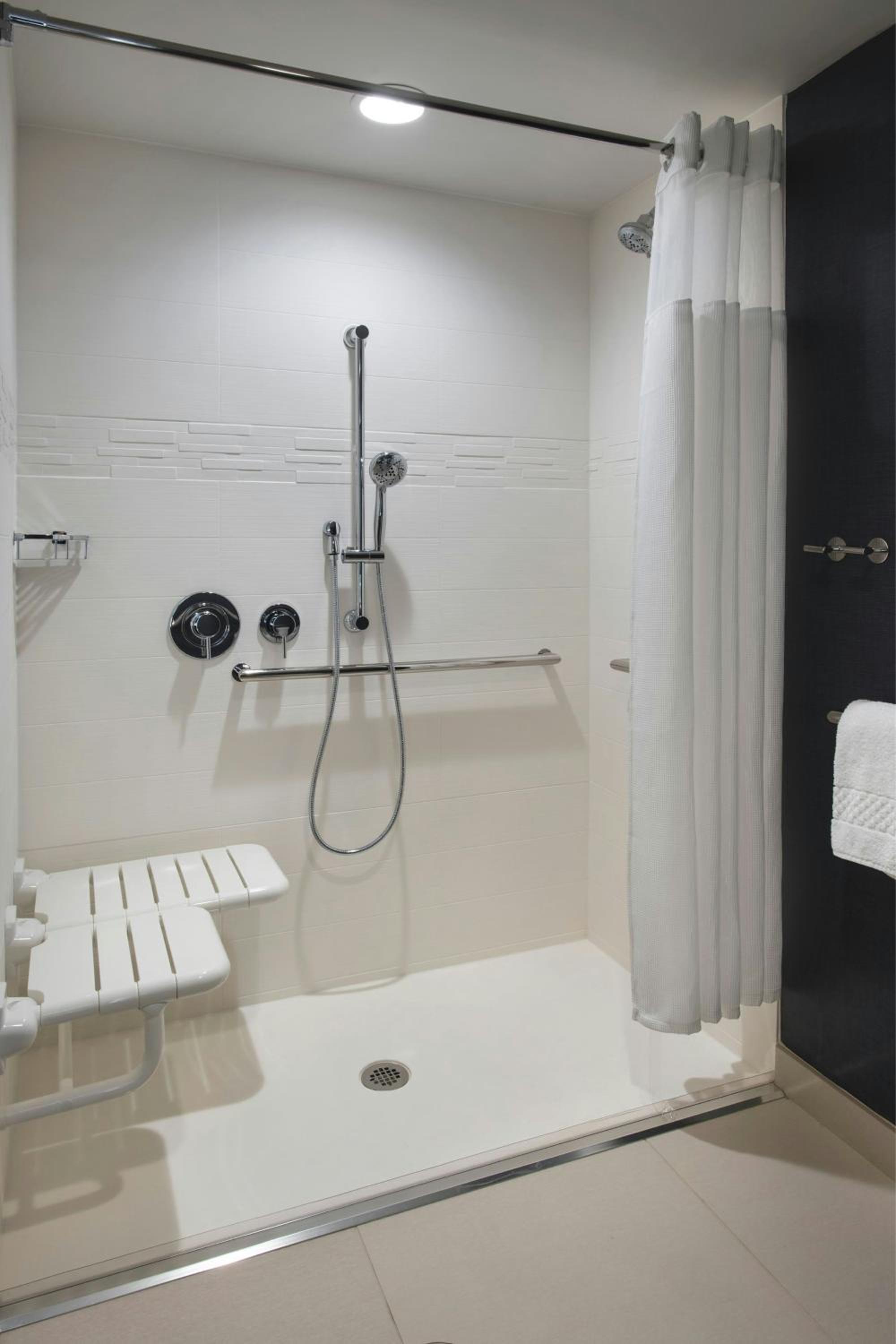 استوديو بسرير كوين مع أريكة لذوي الإعاقة، Residence Inn By Marriott Lancaster 4/8