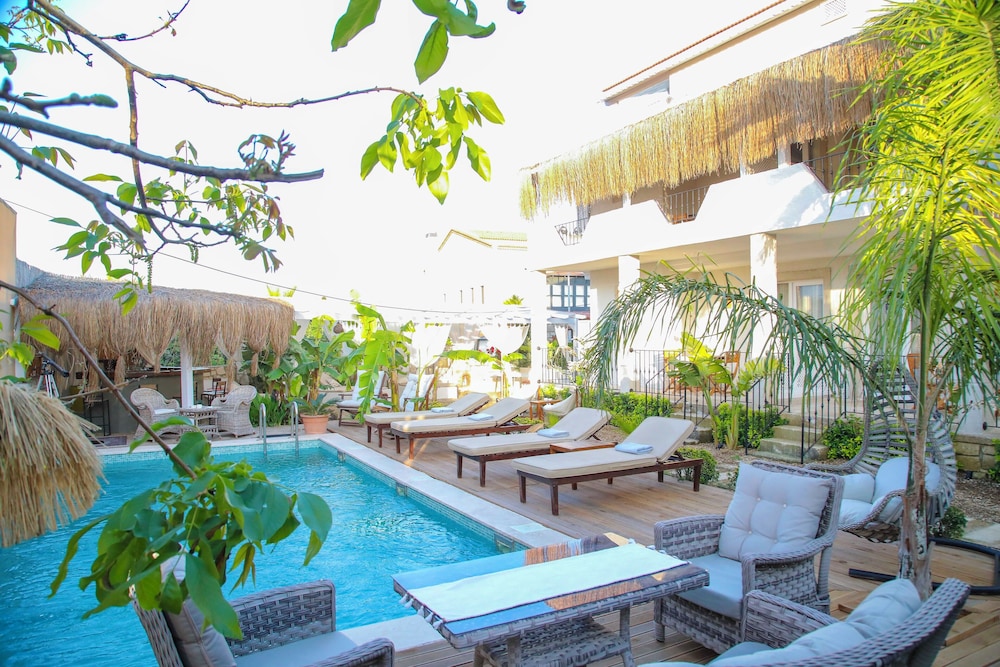Alacati Londia Hotel 26/27