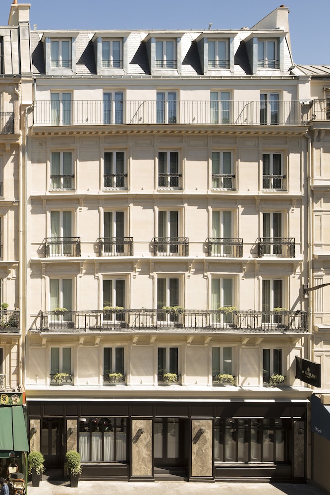 Whistler Hotel in PARIS