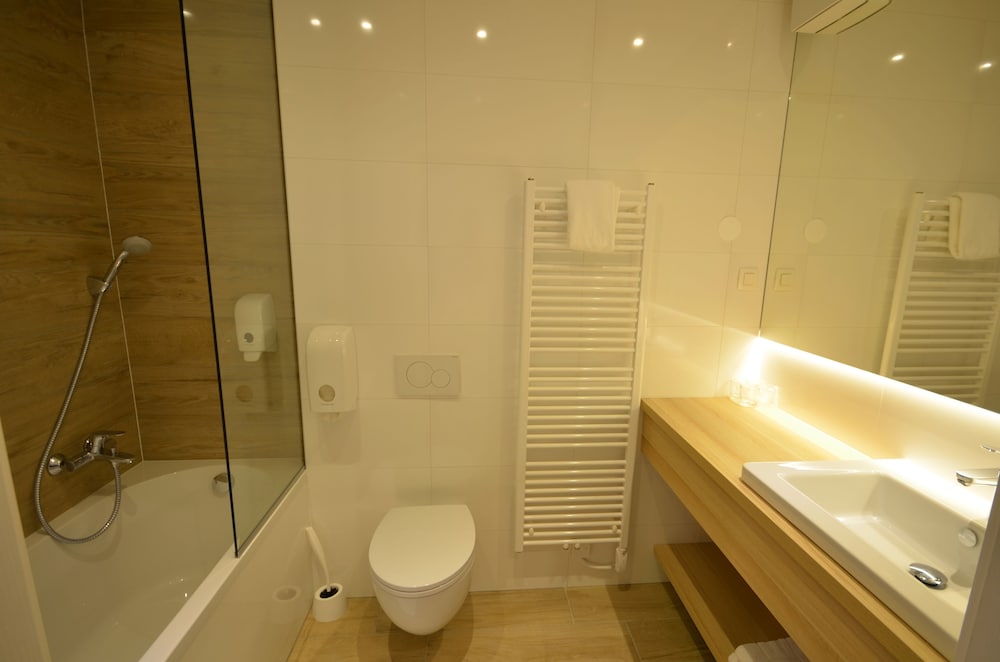 Emonec Hotel 26/31