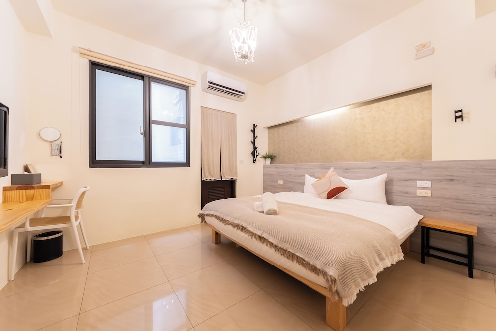 ROOM, DOUBLE BED