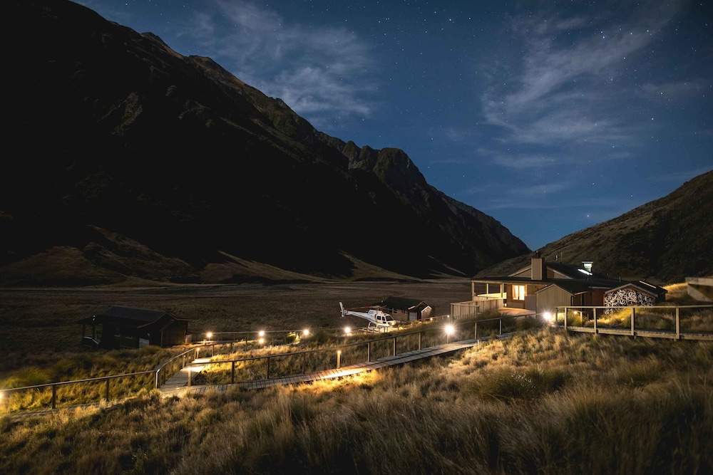 Minaret Station 18/24
