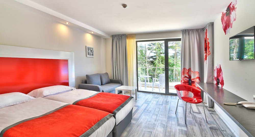 ROOM, DOUBLE OR TWIN BED