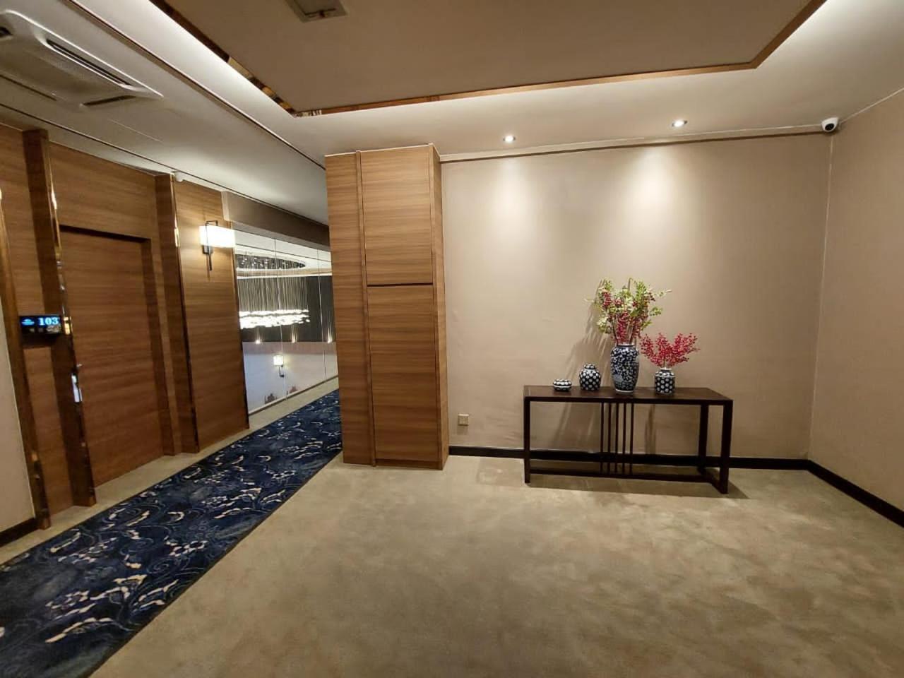 CHRISTEE SUITES 4/37
