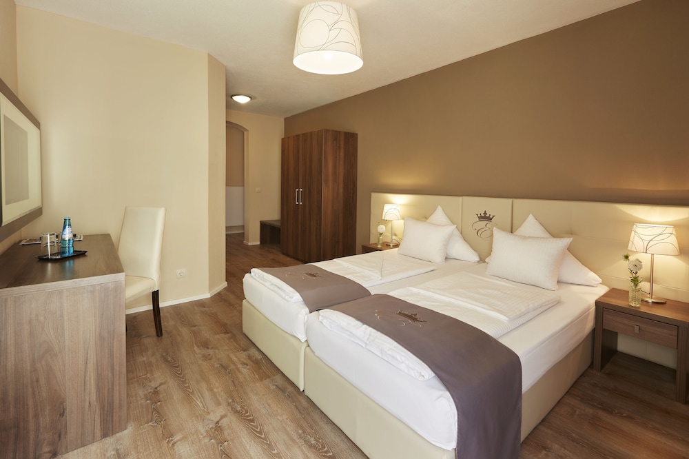 1 BEDROOM, STUDIO, KITCHENETTE