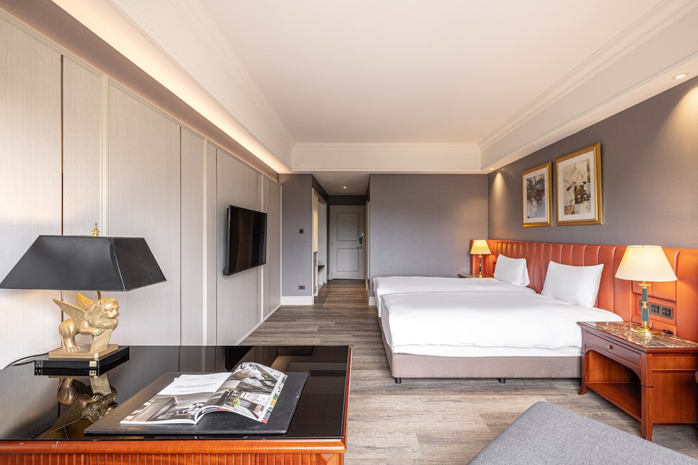 Lakeshore Hotel 16/50