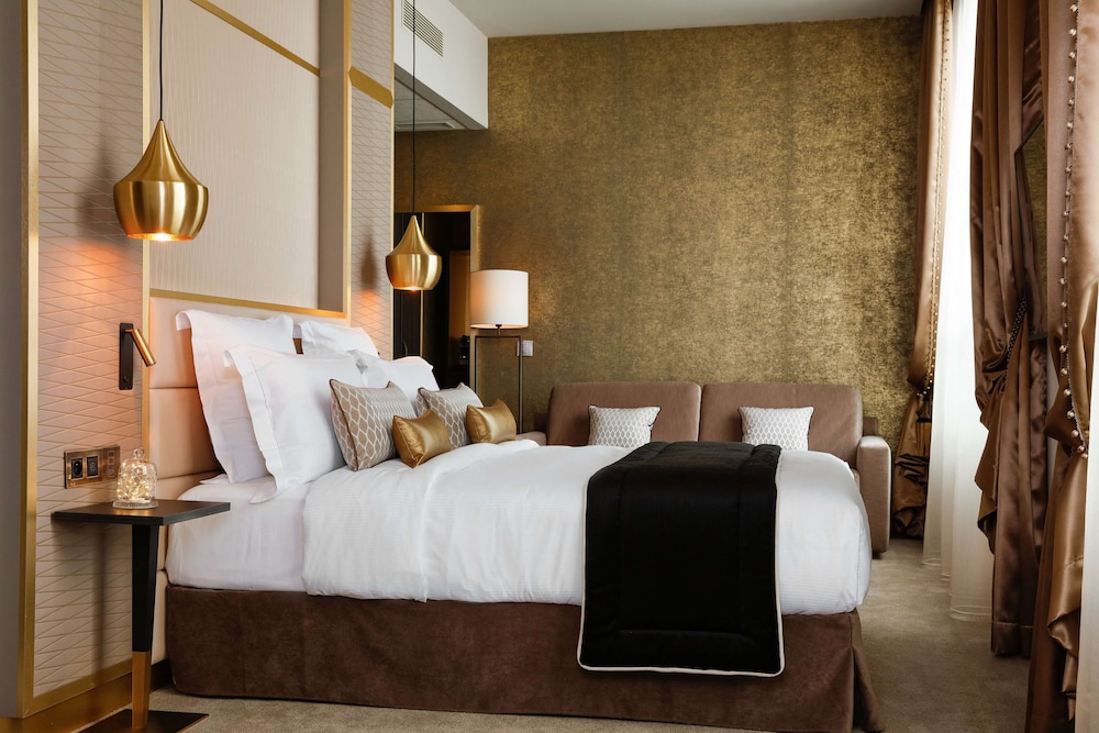 Niepce Paris Curio Collection By Hilton 15/39