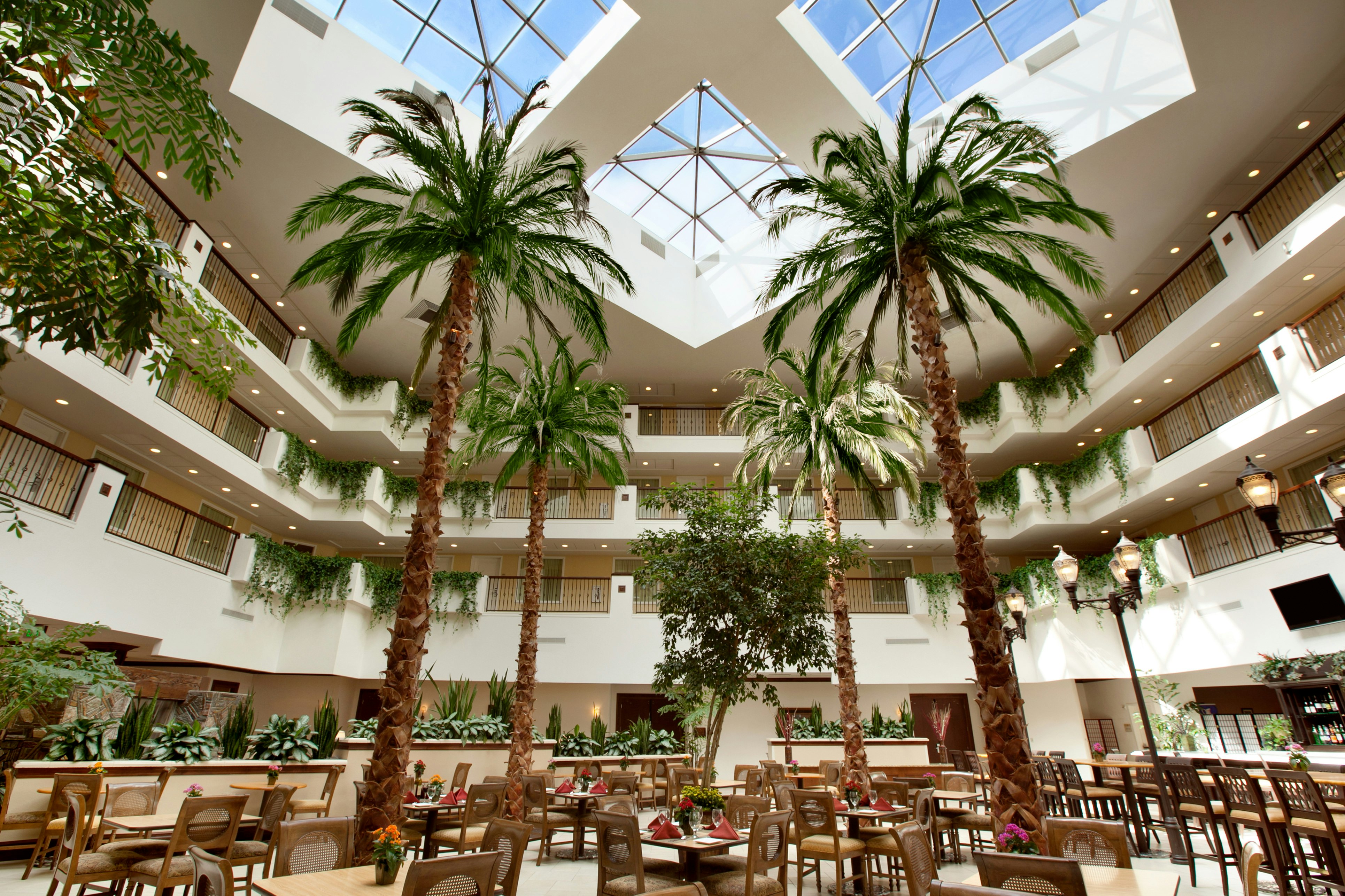 Embassy Suites La Quinta & Spa 10/85