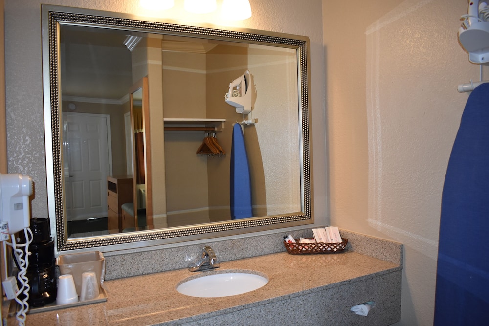 Lake Point Lodge 23/24
