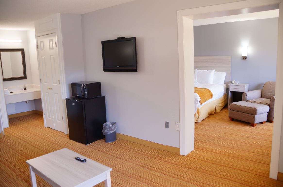 Days Inn & Suites by Wyndham Williamsburg Colonial 32/35