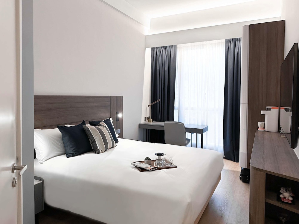 Ibis Hong Kong Central & Sheung Wan Hotel 24/65