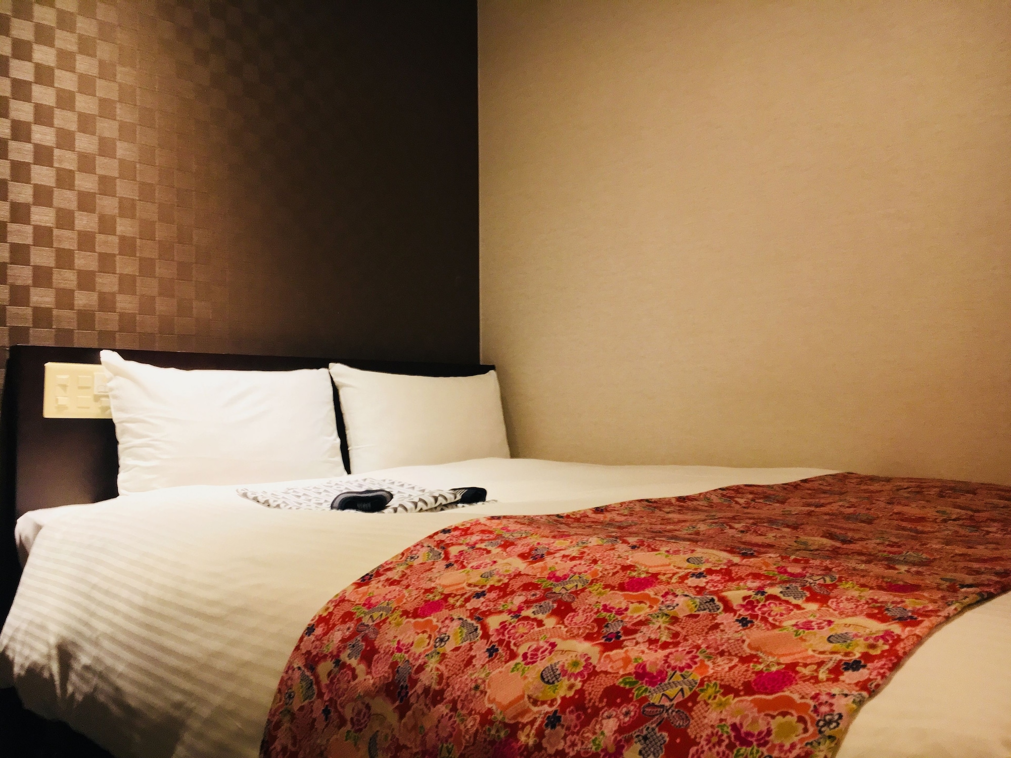 ROOM, DOUBLE BED