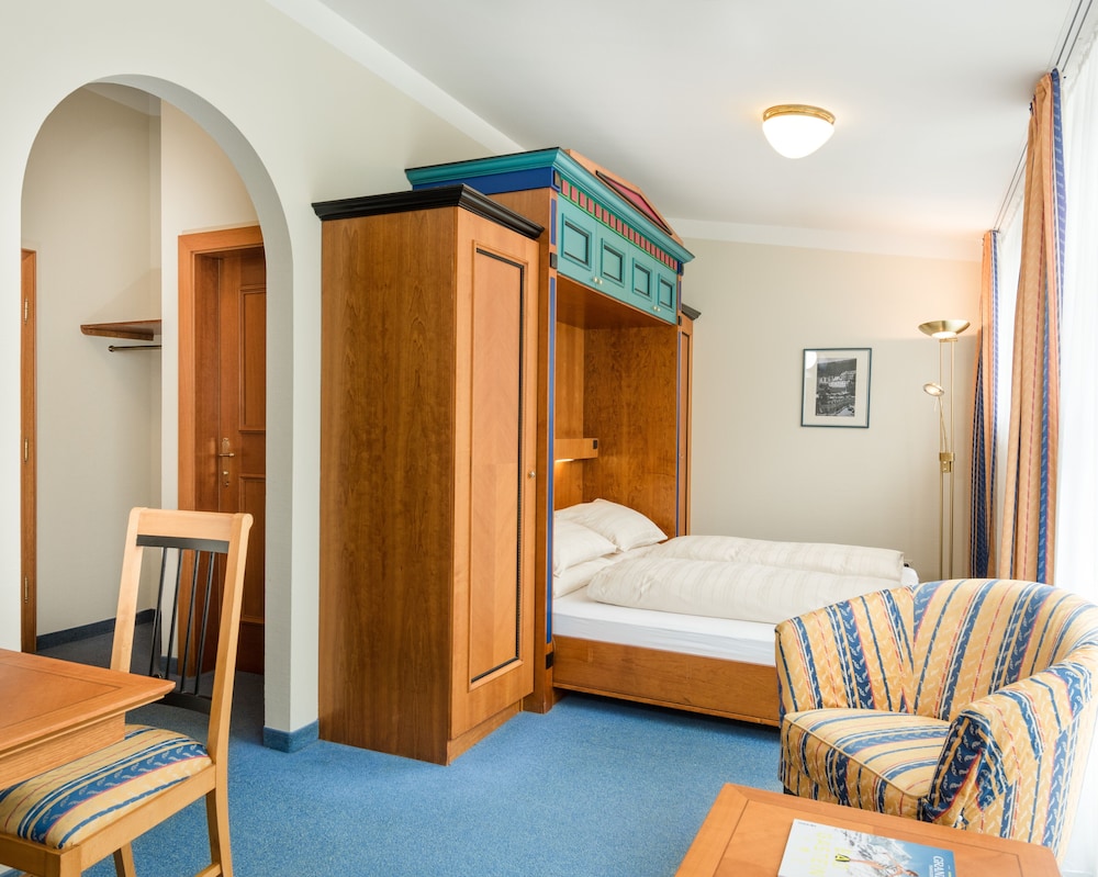 2 BEDROOMS, SUITE, 2 DOUBLE BEDS, SOFA, KITCHEN