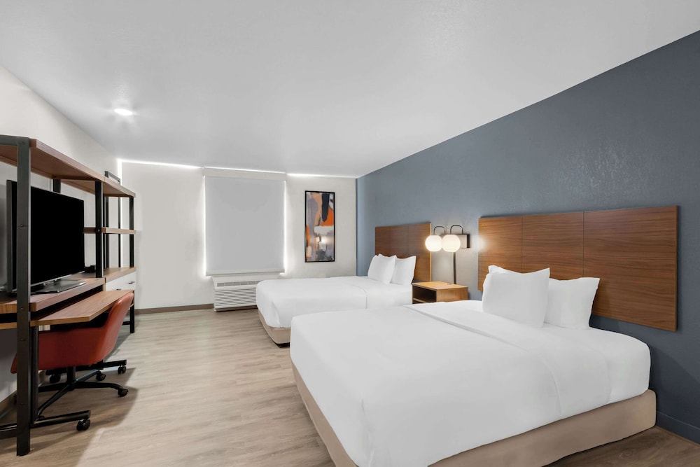 Everhome Suites Glendale Sports & Entertainment District 16/47
