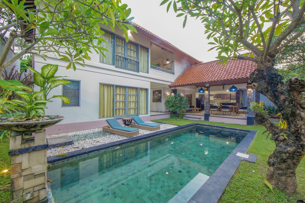 THE DAMPATI VILLA 23/25