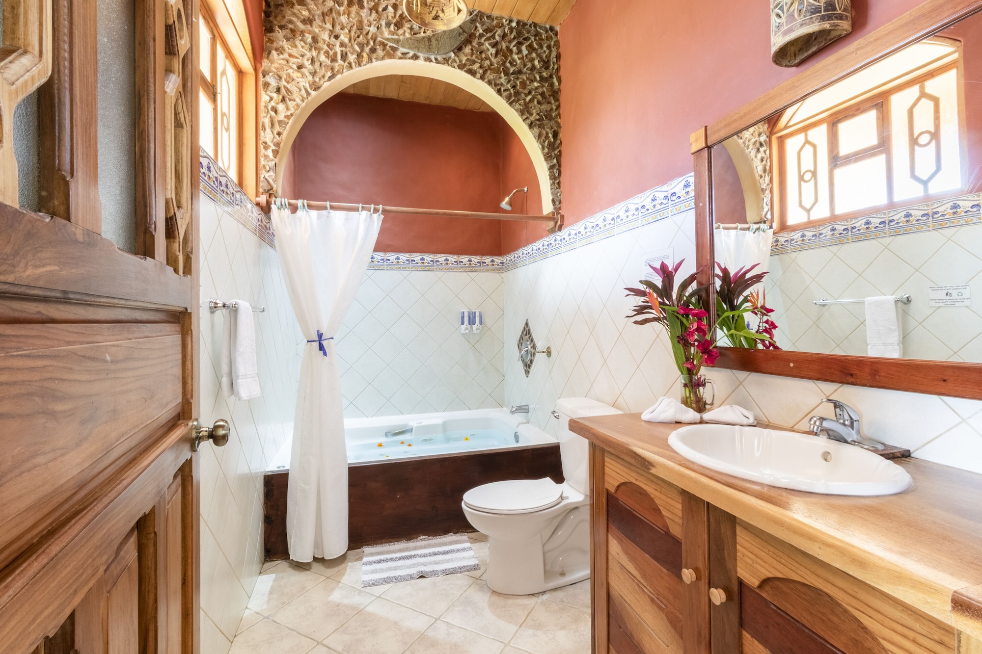 DELUXE, JETTED TUB