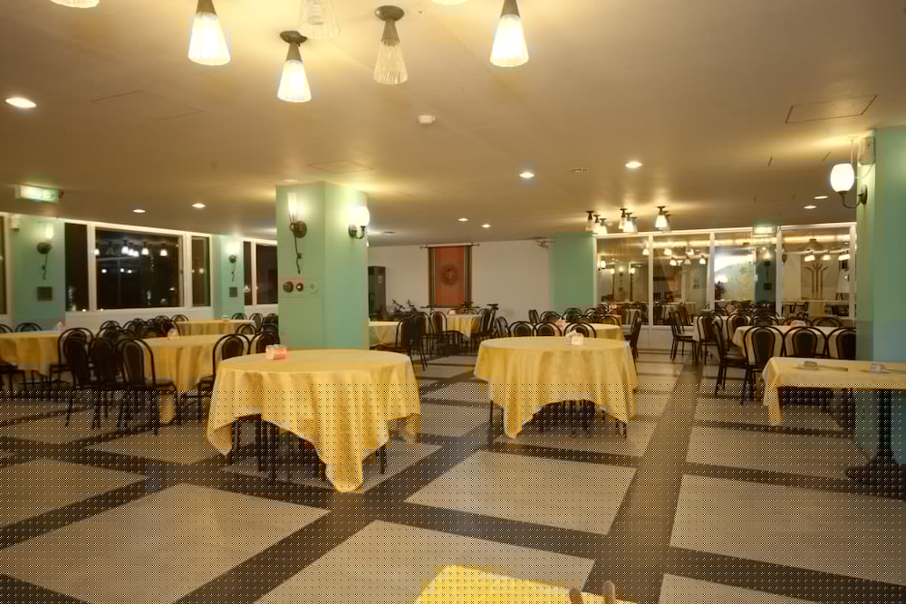 Champagne Hotel 28/36