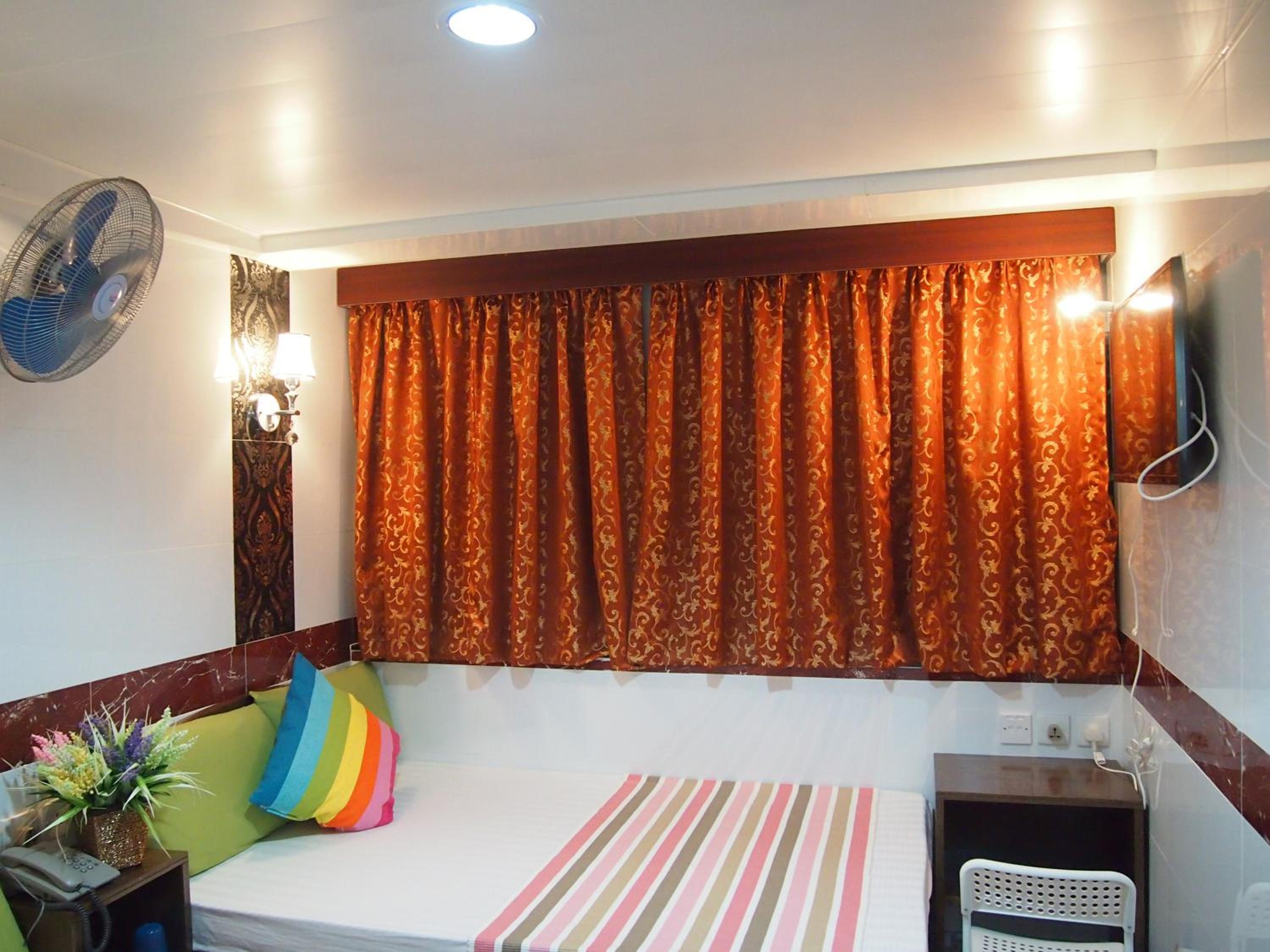 ROOM, DOUBLE BED