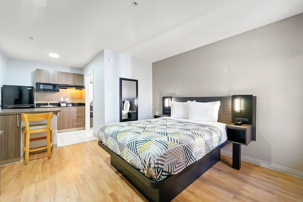 STANDARD, QUEEN BED