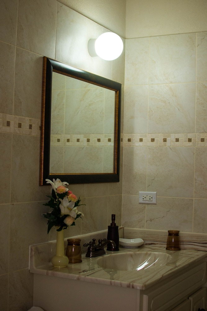 Hopeville Guest House Barbados 24/25