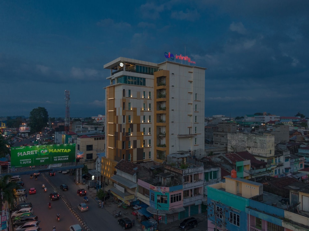 Infinity Hotel 1/42