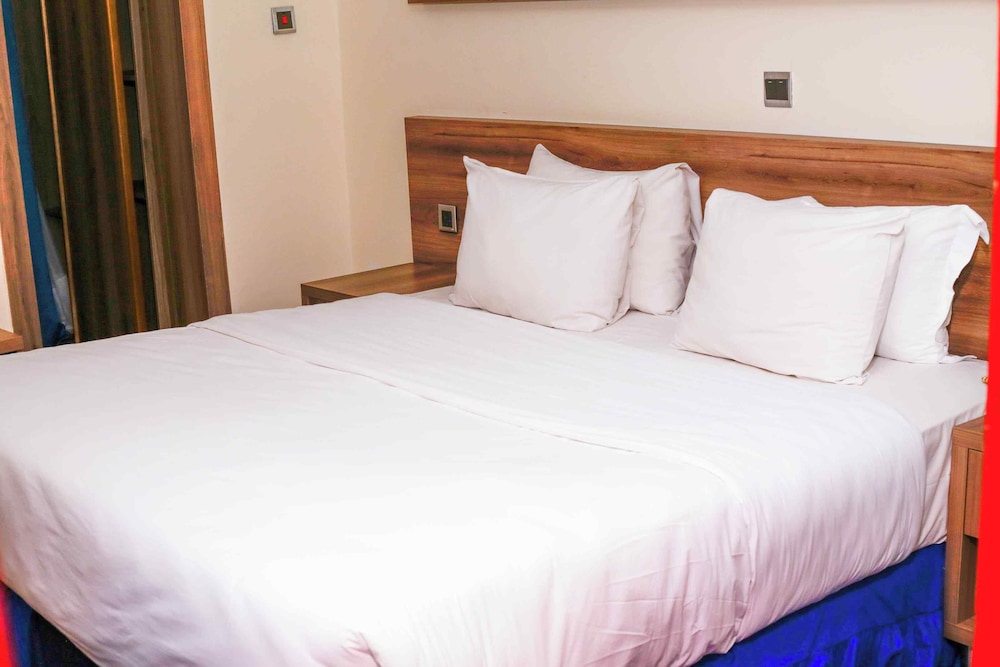 غرفة قياسية بسرير كوين، Hotel Tulip Inn Accra 2/2