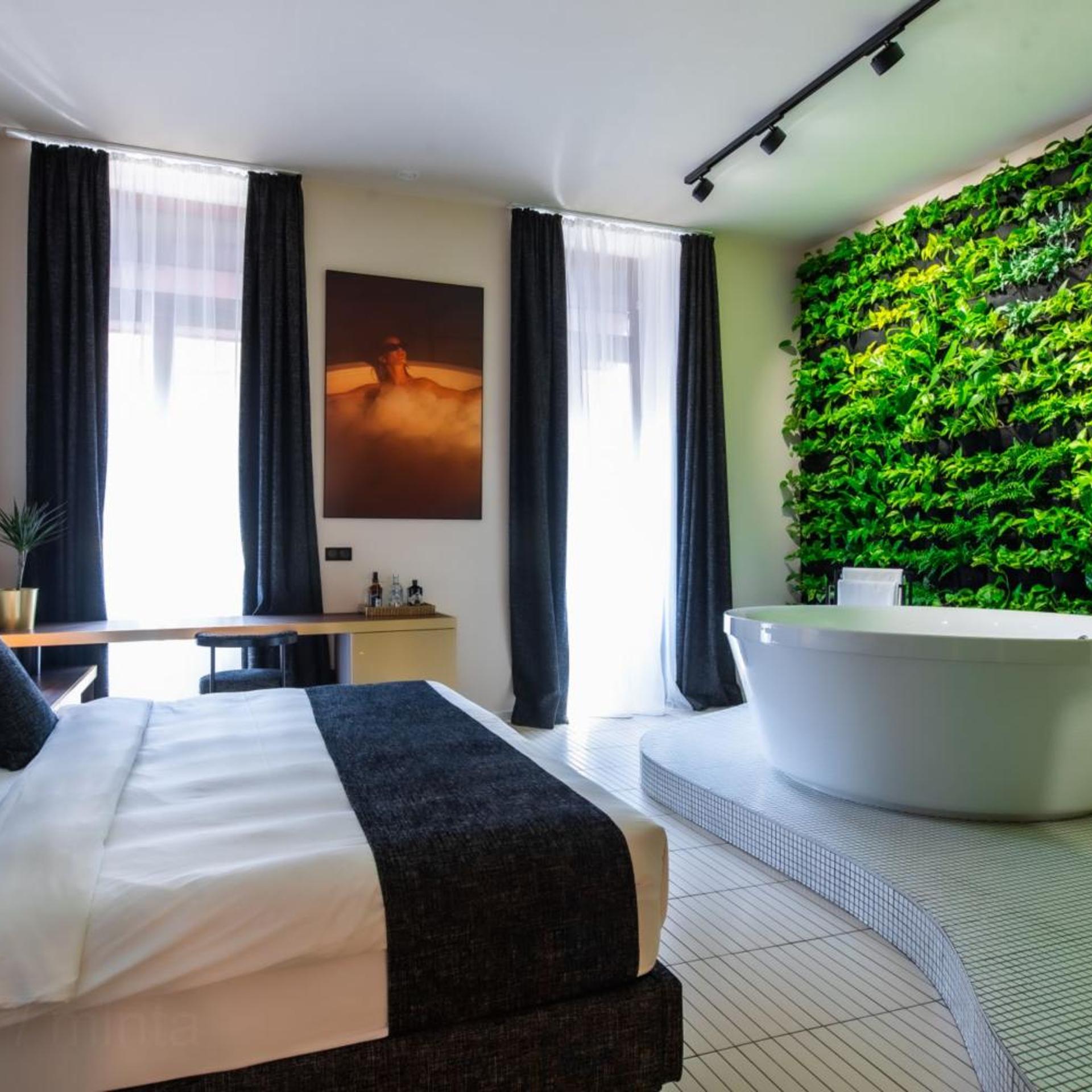 Suite, King Bed, Hot Tub