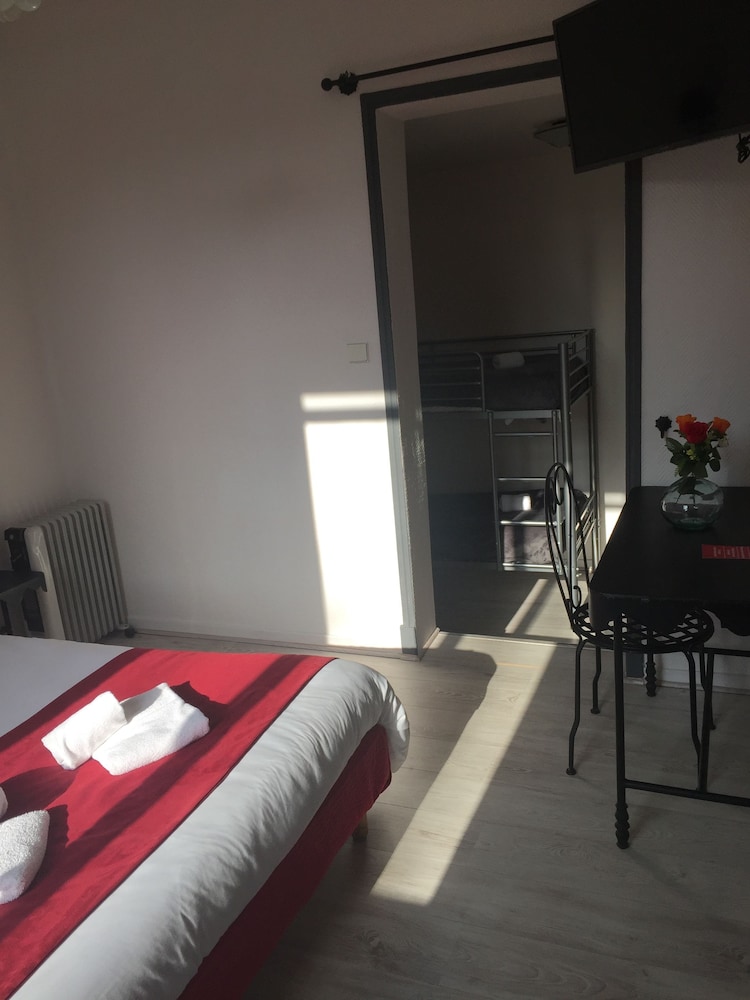 HOSTELLERIE DE LA SOURCE 18/49
