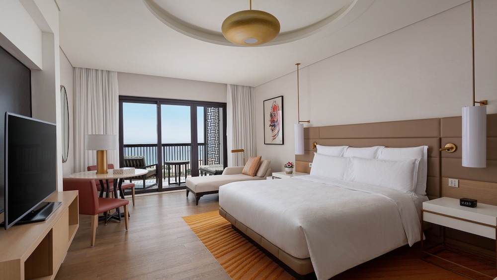 Junior Suite, King Bed, Ocean Front, Club Lounge Access