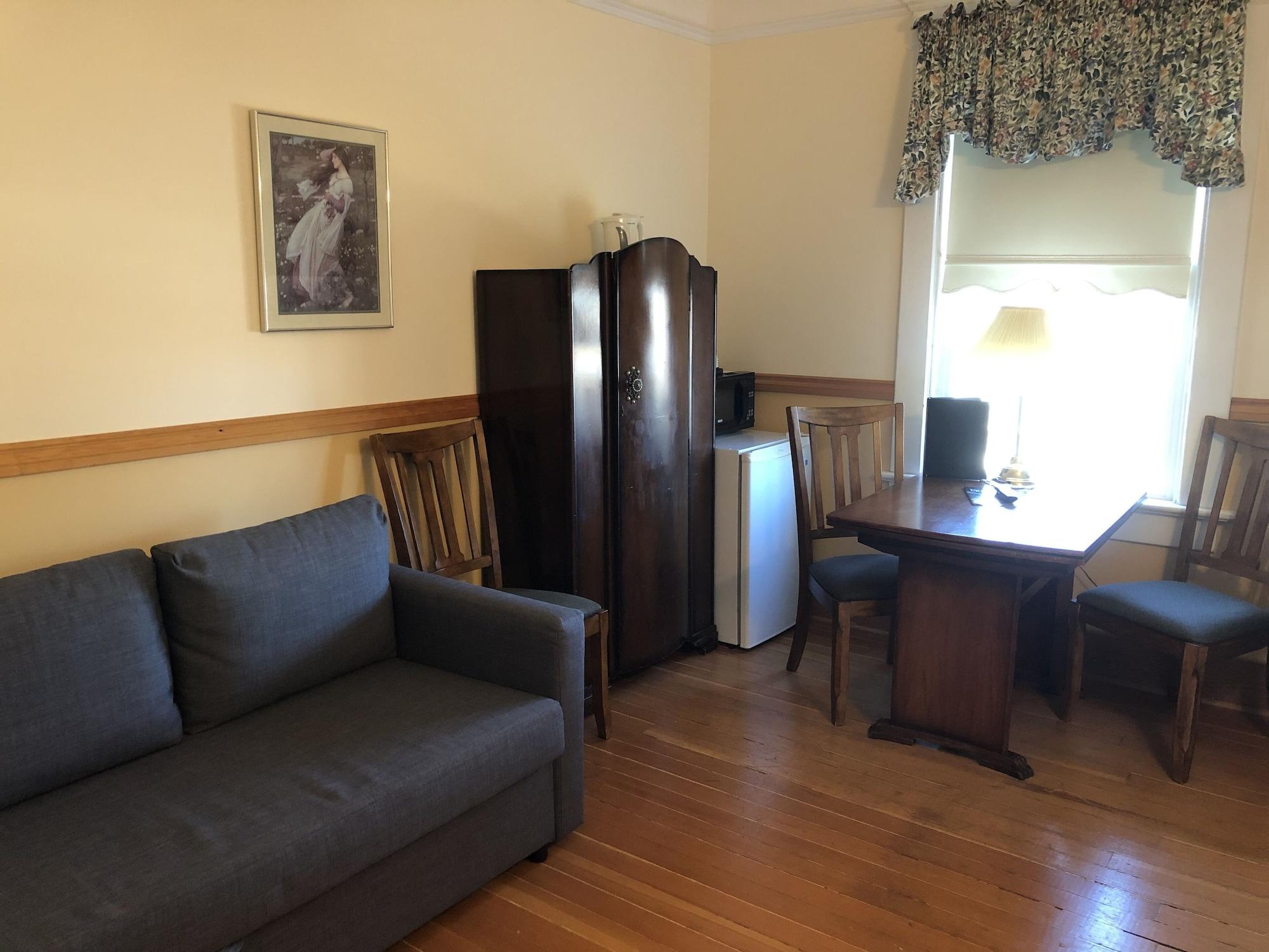 Royal Hotel 25/50