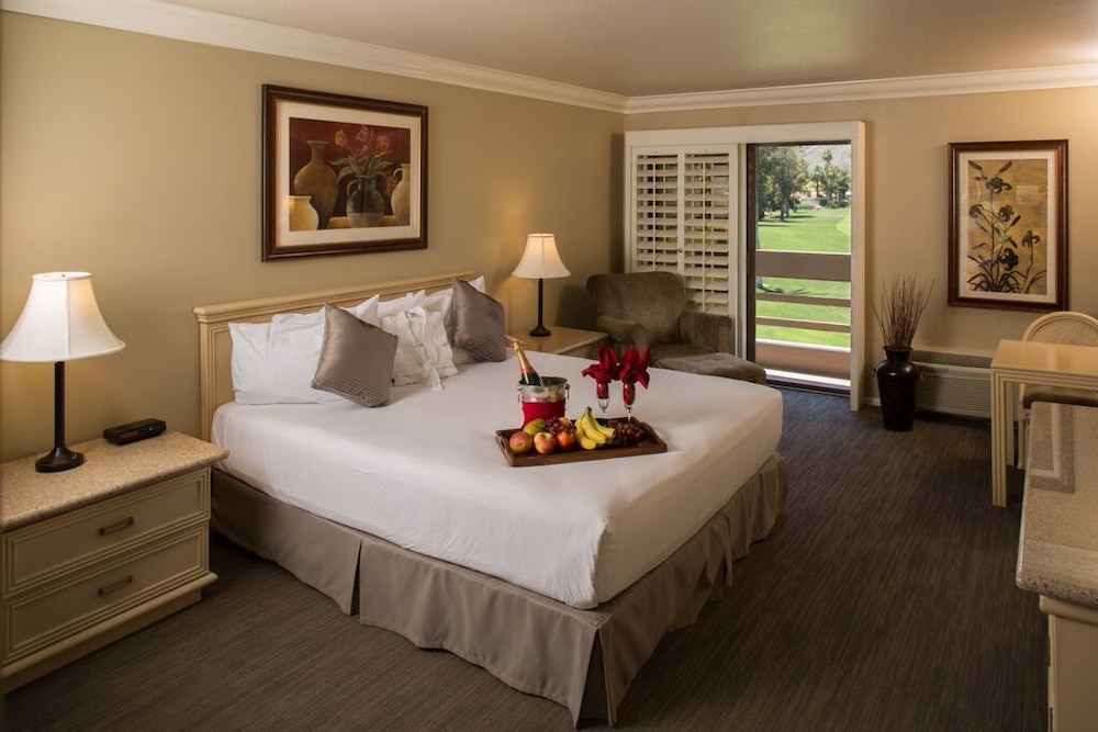 Standard, King Bed, Pool or Golf View