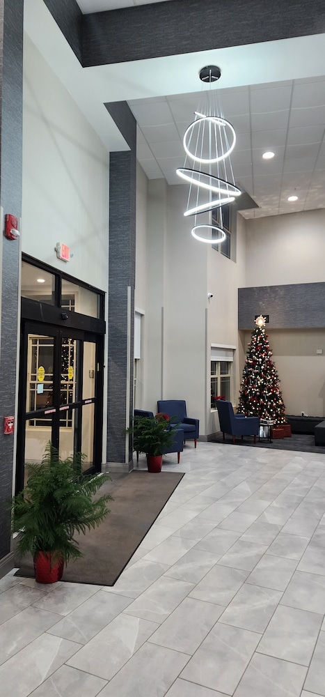 La Quinta Inn and Suites by Wyndham Lake George 41/50