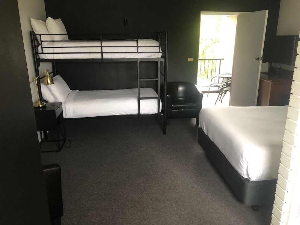 Matador Motor Inn 36/80
