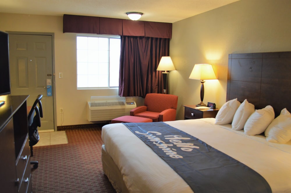 Days Inn by Wyndham Whitmore Lake 12/64