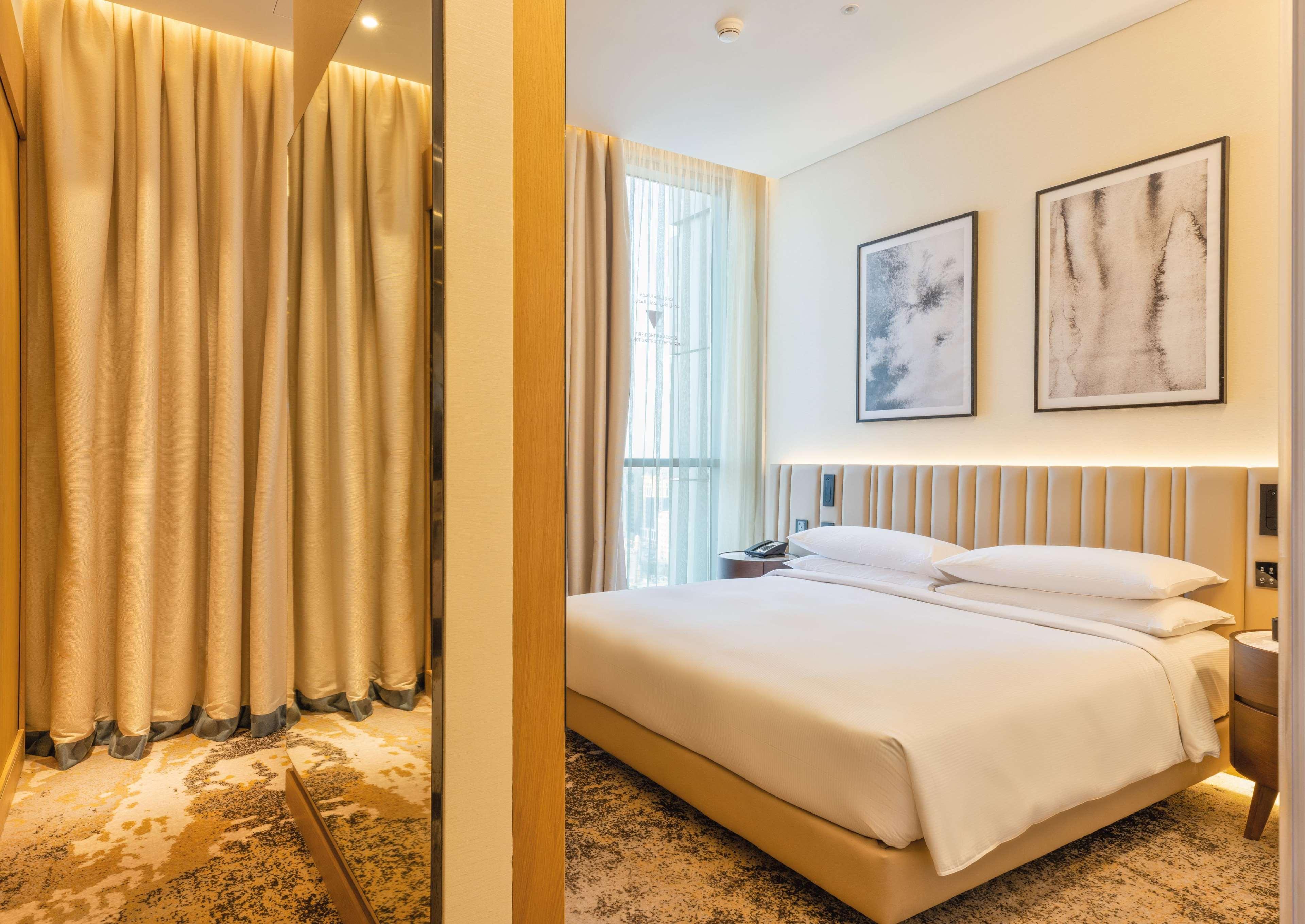 جناح سوبيريور بسرير كينج بإطلالة على البحر بغرفة نوم واحدة للمدخنين، Embassy Suites By Hilton Doha Old Town 2/3